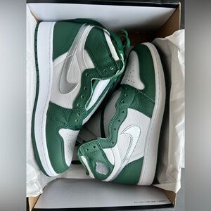Nike Air Jordan 1 Retro High in Green/White/Silver - Size 7Y